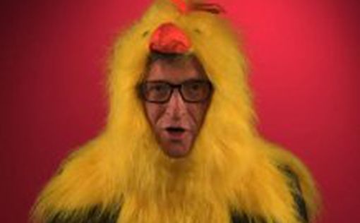 Билл Гейтс оделся в костюм цыпленка