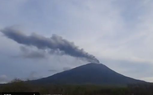 В Индонезии начал извергаться вулкан: жуткие кадры