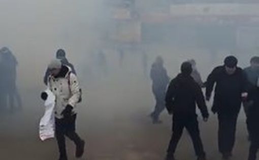 Протестующих против сил РФ украинцев разгоняют слезоточивым газом