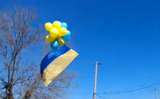 Десантники в Феодосии подняли украинский флаг