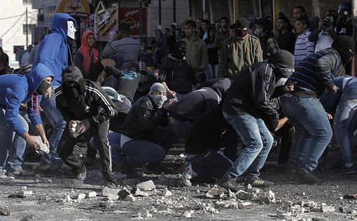 Арабы бросают в полицейских бутылки с зажигательной смесью