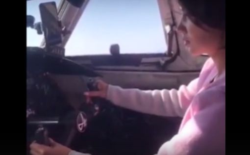 Видео с пилотом, который дал девушке "порулить" самолетом