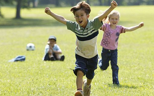Подвижные игры на воздухе делают детей счастливее