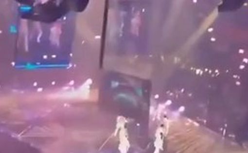 Огромный экран рухнул на артистов во время концерта: видео