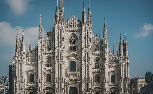 Двое французских туристов взобрались на шпиль Миланского собора