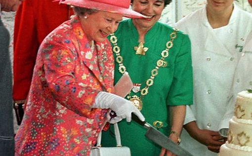 Елизавета II с помощью сумки подает знаки придворным