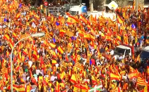 В Испании тысячи людей вышли на митинг за единство страны