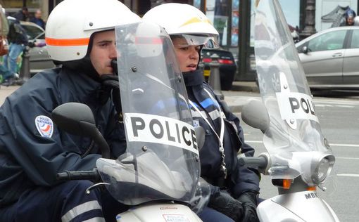 На полицейских в Париже напал "шахид" с муляжом взрывчатки