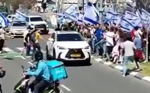 Водитель пытался наехать на протестующих  в Тель-Авиве.
