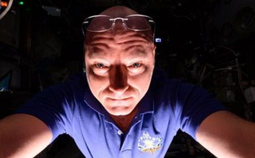 Астронавт в космосе сделал селфи со свечением Земли