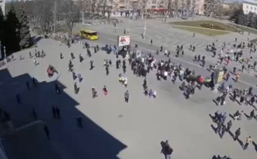 Российские силы открыли огонь по протестам в Херсоне