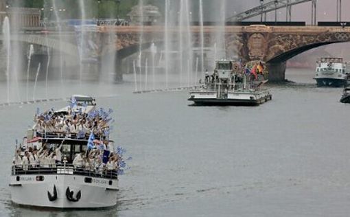Первый катер выходит на парад по Сене во время церемонии открытия Олимпиады