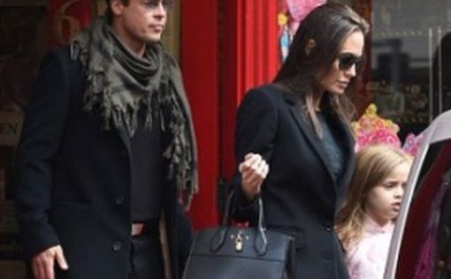 Джоли вместе с мужем и дочками прошлась по магазинам