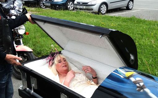 58-летную невесту привезли на свадьбу в гробу