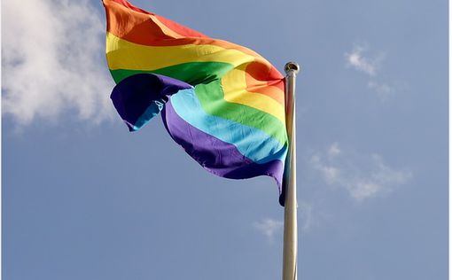 Лапид приказал поднять флаг ЛГБТ у здания МИД