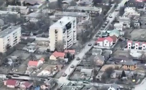 Видео с дрона: российские солдаты стреляют в жителя Бучи