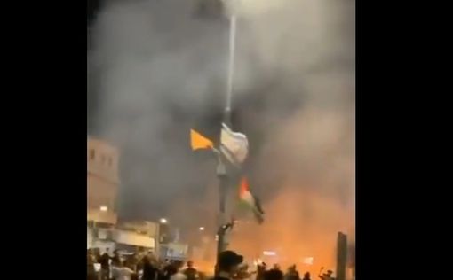 В Лоде сбросили израильский флаг и повесили палестинский