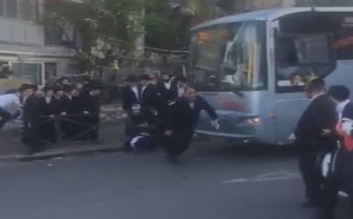 Видео: харедим бросаются на автобусы