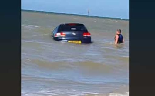 Мужчине удалось спасти свою машину, унесенную в море