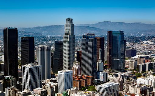 Жителям Лос-Анджелеса запретили покидать дома из-за COVID