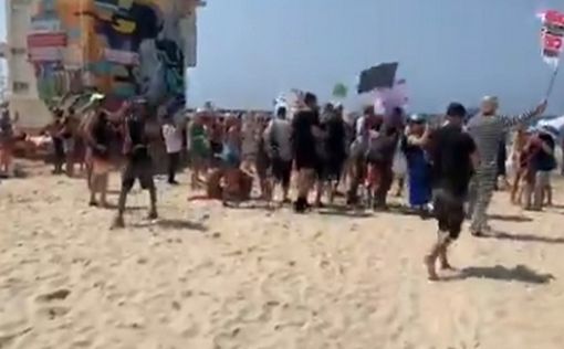 Десятки людей на демонстрации на пляже Фришман