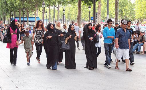 9 из 10 французов любят мусульман