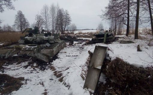 Колонна российских Т-80 увязла в грязи под Сумами