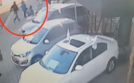 Видео: террорист в Тель-Авиве бьет ножом женщину в спину