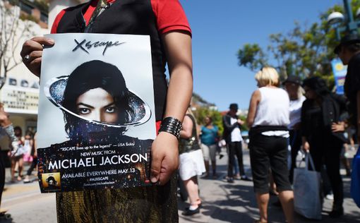 Поклонники почтили память Майкла Джексона