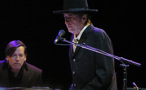 Певец Боб Дилан получил Нобелевскую премию по литературе
