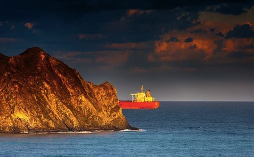 Разлив нефти в Гибралтарском заливе после столкновения двух кораблей