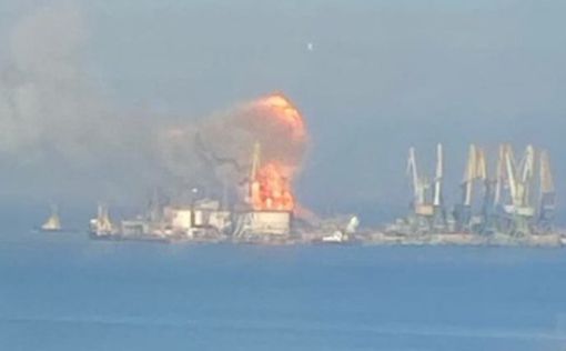В порту Бердянска горит корабль