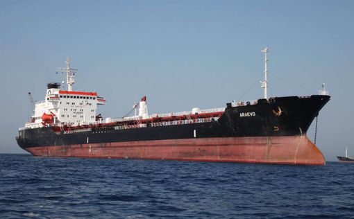 По греческому танкеру в порту Ливии нанесен авиаудар