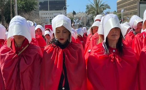 Женщины в красном: по Тель-Авиву прошествовали сотни "служанок"