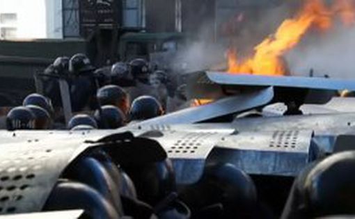 К баррикадам в центре Киева стянули БТР и бойцов с оружием