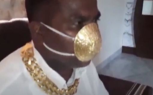 Мужчина сделал себе маску из золота весом 2,5 килограмма
