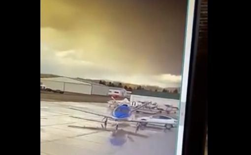 Видео: машина "Тесла" на автопилоте въехала в реактивный самолет