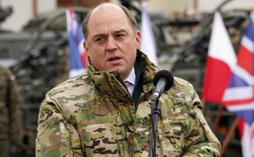 Официально: министр обороны Великобритании покинет свой пост