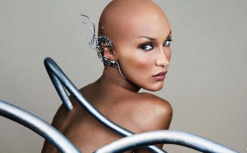 Знаменитая модель Белла Хадид превратилась в лысого робота. Фото