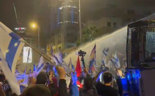 Полиция применяет водометы против протестующих, блокирующих шоссе Аялон