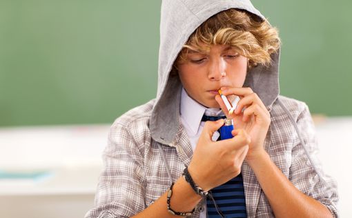 Почему начинают курить подростки