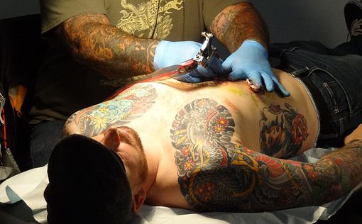 В странах ЕС ввели запрет на цветные татуировки