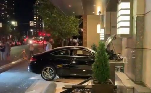 Mercedes влетел в Trump Plaza, есть пострадавшие