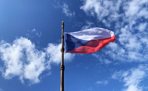 В Чехии требуют отключить воду и свет посольству России
