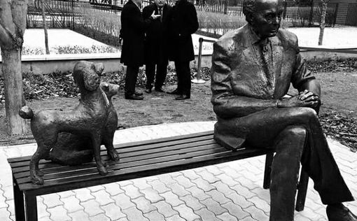 В Будапеште открыли памятник пережившему Холокост