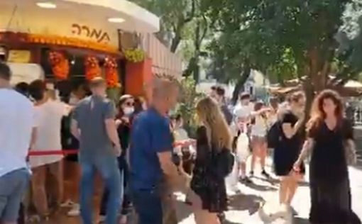 Толпы гуляющих на бульваре Бен-Гурион в Тель-Авиве
