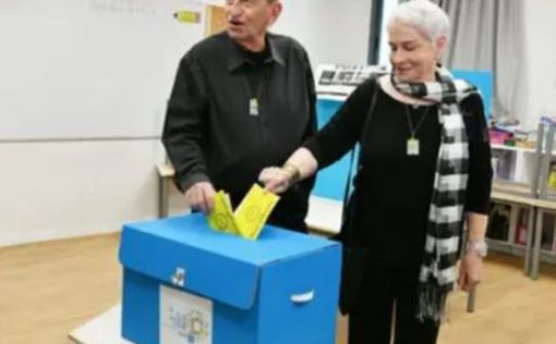 Рон Хульдаи, мэр Тель-Авива, и его жена Яэль уже проголосовали