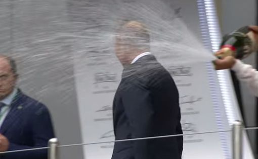 Чемпион устроил Путину душ из шампанского в прямом эфире