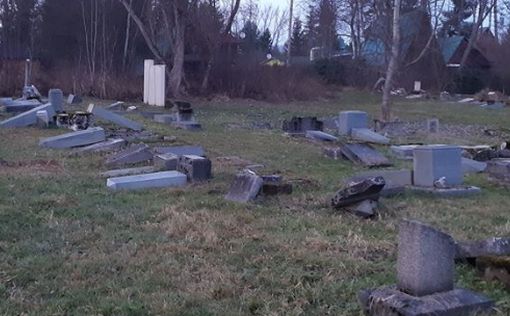 Фото: вандалы разгромили еврейское кладбище в Словакии
