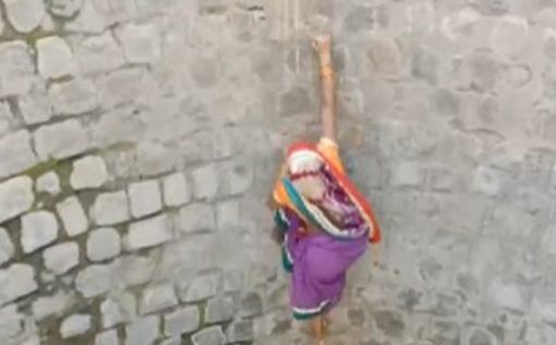 Женщины в Индии рискуют жизнью, чтобы добыть воду: видео
